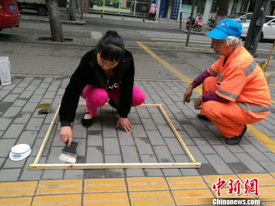 The inspector collects the dust within the one-square-meter area. [Photo: Chinanews.com]