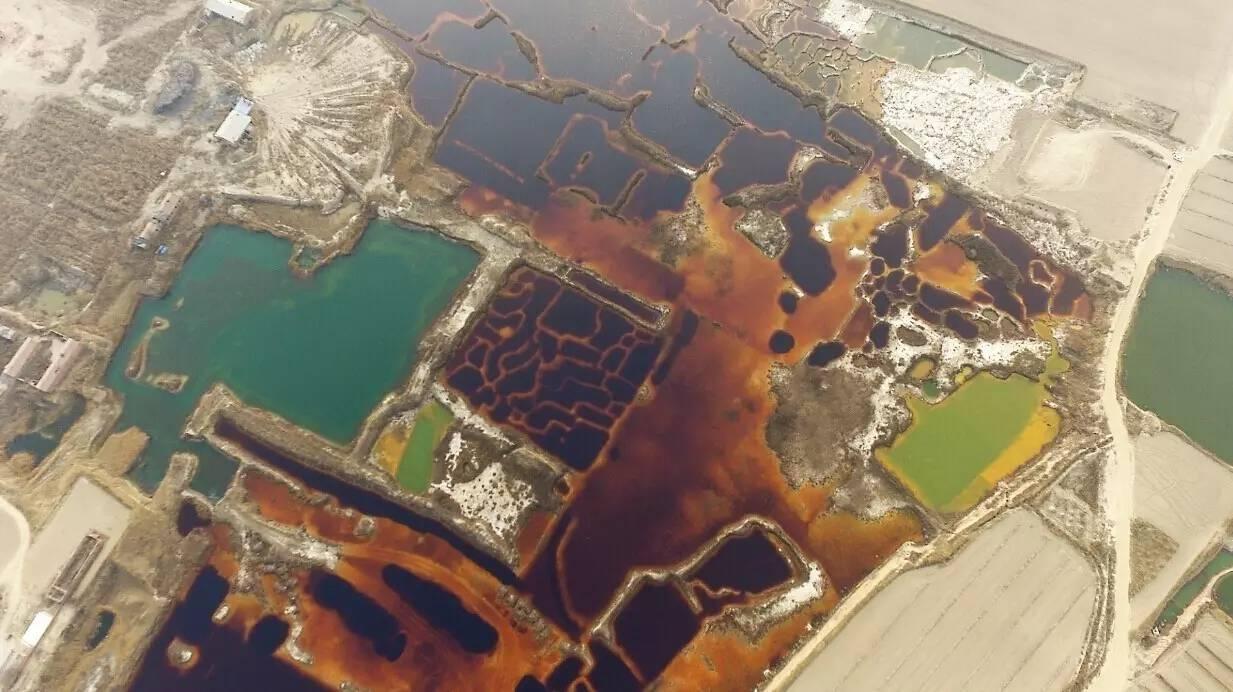 Ponds filled with industrial waste－about the size of 21 soccer fields－in Dacheng, Hebei province, have been targeted for cleanup. Photo was taken on Saturday. [Photo: Agencies]