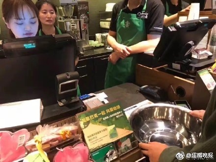 中国人用脸盆装咖啡？Basins were brought to Starbucks for free coffee?
