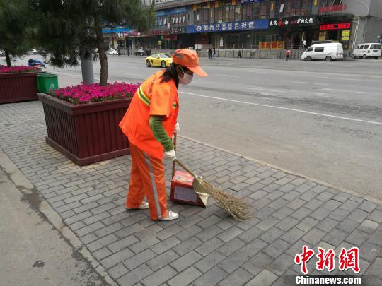 A cleaner sweeps the street in Xi'an on Apr. 25, 2017. [Photo: Chinanews.com]