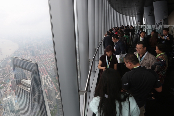 Visitors overlook the Huangpu River on the observation deck, 118th storey, at the Shanghai Tower on April 26, 2017. [Photo: ThePaper.cn]