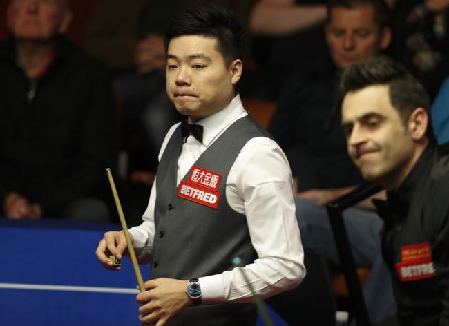 Ding Junhui (L) plays against Ronnie O'Sullivan in the World Snooker Championship in Sheffield on Wednesday April 26, 2017. [Photo: sina.com.cn]