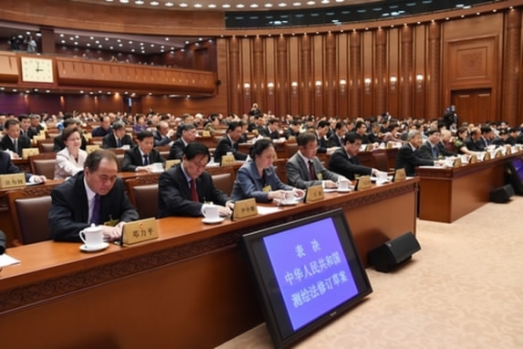 NPC members reviewing a draft amendment on the existing mapping law. [Photo: Xinhua]