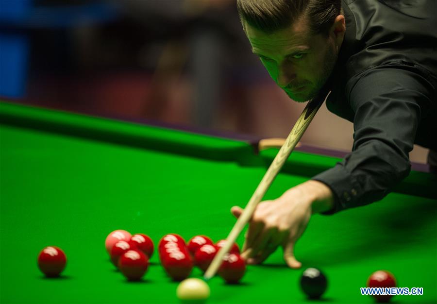 Mark Selby of England competes in the third session of the semifinal against Ding Junhui of China during the World Snooker Championship 2017 at the Crucible Theatre in Sheffield, Britain on April 28, 2017. [Photo: Xinhua]