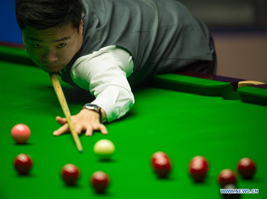 Ding Junhui of China competes in the third session of the semifinal against Mark Selby of England during the World Snooker Championship 2017 at the Crucible Theatre in Sheffield, Britain on April 28, 2017. [Photo: Xinhua]