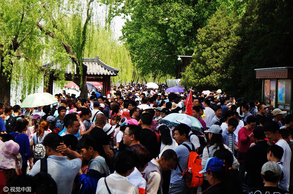 Tourists visit the Summer Palace in Beijing, on April 30, 2017. [Photo: VCG]