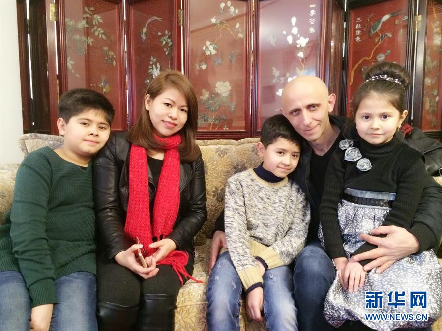 Li Yuelian (L2), a qualified Chinese intermediate beautician, poses for a family photo with her Palestinian husband (R2) and three children in Nablus, Palestine, April 24, 2017. [Photo: Xinhua]