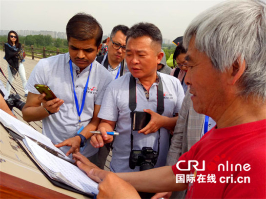 CRI’s foreign journalists leave comments in a local’s guest book at the site of the Han Dynasty (202 BC – 220 AD) capital Chang'an.  [Photo: CRI Online]