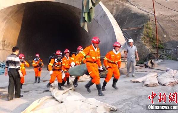 Rescuers work at the site of a railway tunnel blast in southwest China's Guizhou Province on Tuesday, May 2, 2017. [Photo: Chinanews.com]
