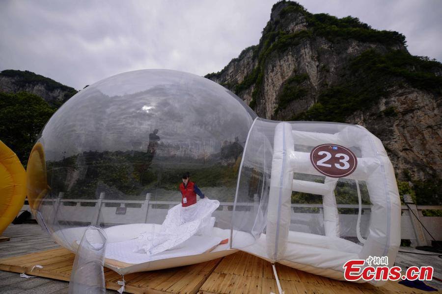 游客住透明帐篷观天 Transparent tents are used as hotel rooms