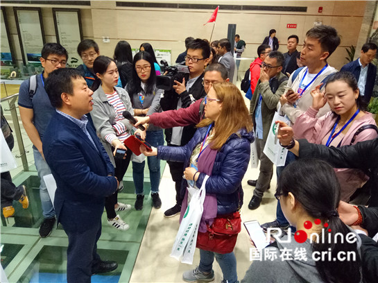 Cheng Bin, a deputy director of the management committee of Xi’an Chan-ba Ecological District is interviewed by Chinese and foreign journalists. [Photo: CRI Online]