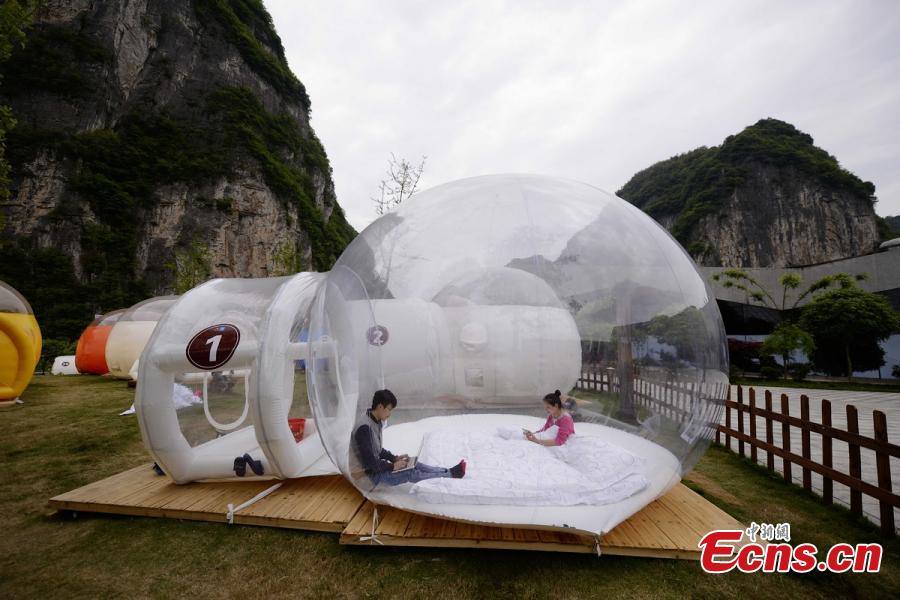 游客住透明帐篷观天 Transparent tents are used as hotel rooms