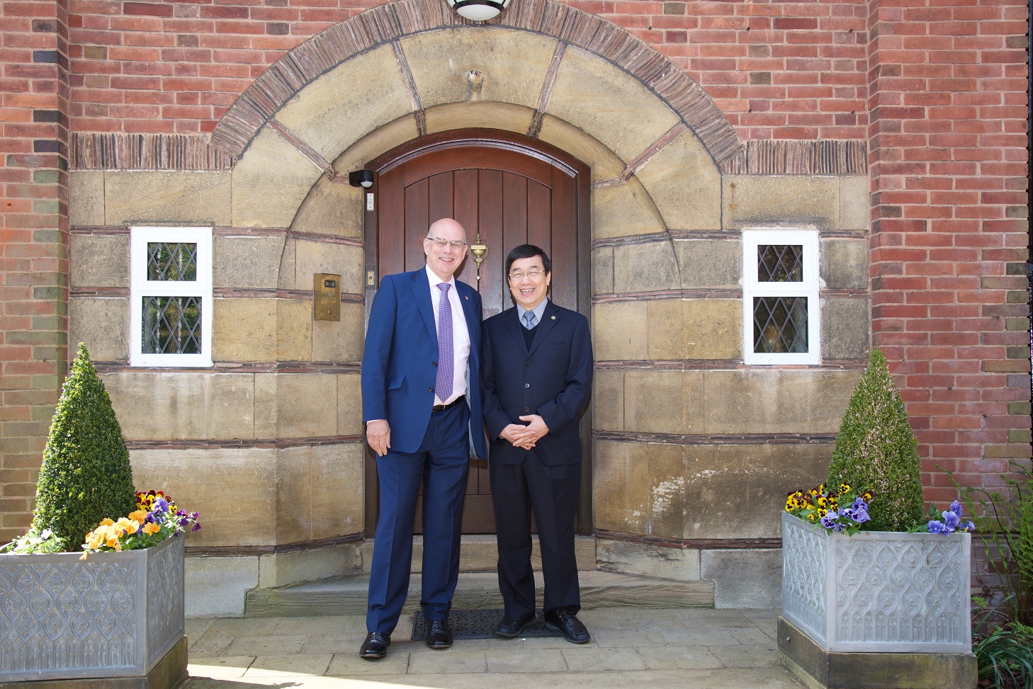 The President of China's Fudan University, Dr. Xu Ningsheng(R) and Professor Sir David Eastwood(L), Vice-Chancellor of the University of Birmingham, pose for a group photo in Birmingham, England, May 4, 2017. [Photo: University of Birmingham]