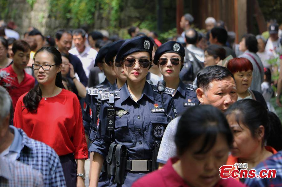 西湖景区新名片 An all-woman task force patrol West Lake in Hangzhou