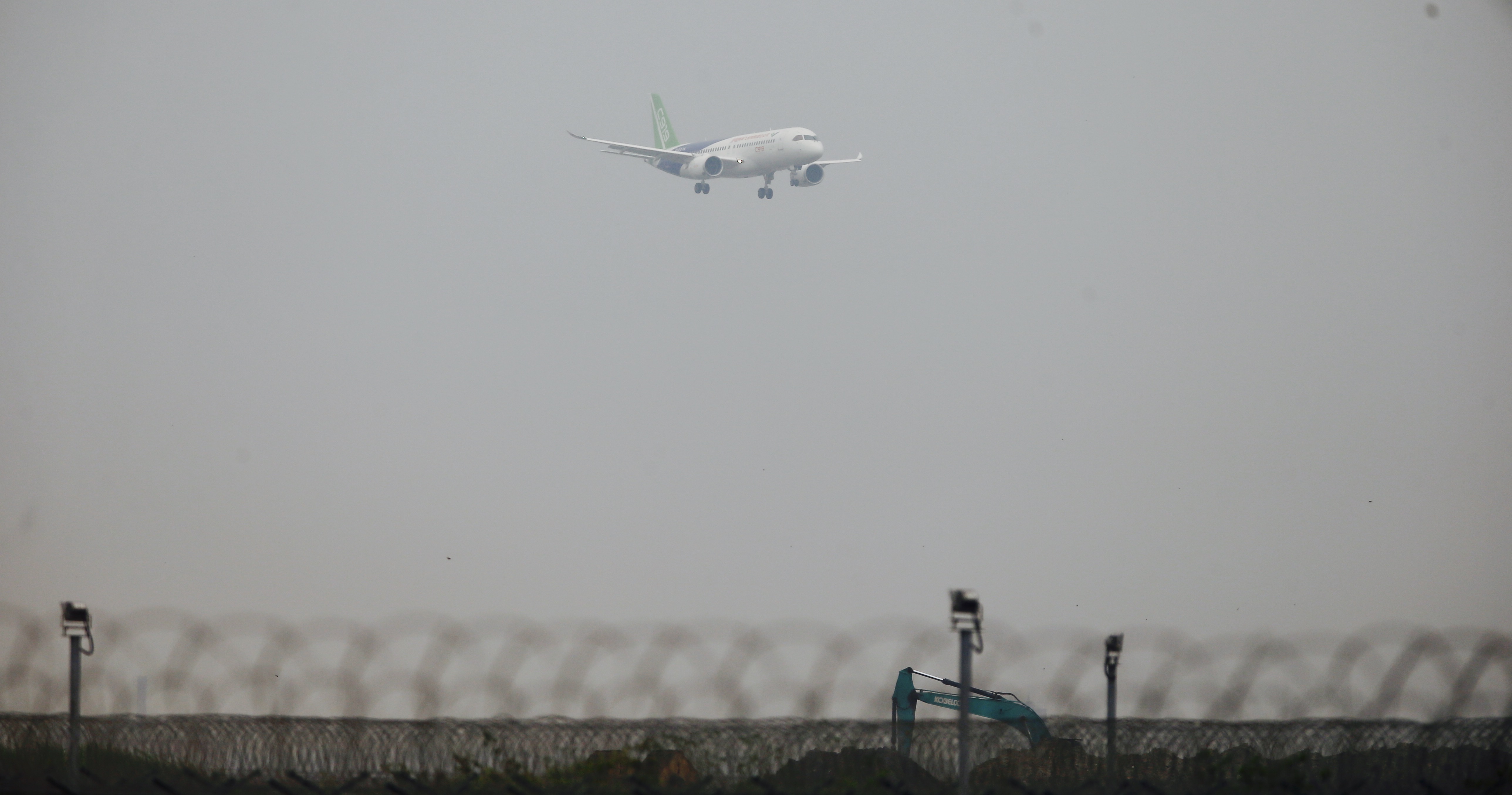 The C919, the first Chinese-made large passenger plane, is about to land at Shanghai Pudong International Airport May 5, 2017. [Photo: China Plus / Li Jin]