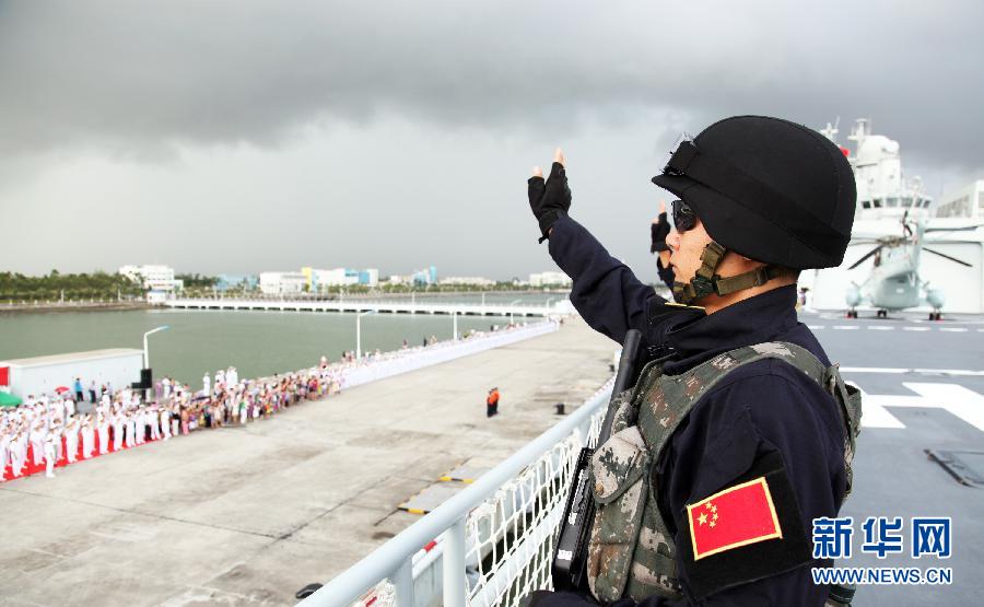 A Chinese naval soldier waves to crowd from a vessel departing for the escort mission in waters off Somalia. [File Photo: Xinhua]