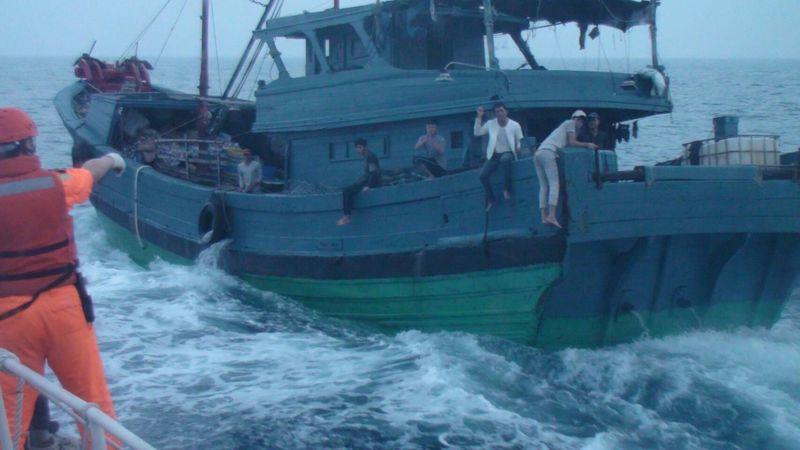 A Taiwan patrol detains several fishermen from Guangdong Province on May 6, 2017. [Photo: huanqiu.com]