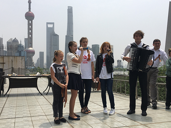 People singing the legendary song "Katyusha" on the terrace of the Russian Consulate in Shanghai, May 6, 2017. [Photo: thepaper.cn]