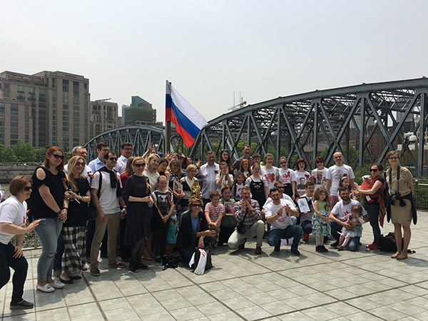A group photo of people invited to attend the 72nd anniversary of the Soviet Union's victory over Nazi Germany at the Russian Consulate in Shanghai, May 6, 2017. [Photo: thepaper.cn]