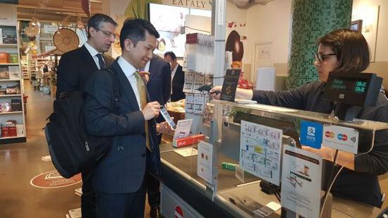 Alipay is now available at many grocery stores outside China. [Photo: Xinhua]