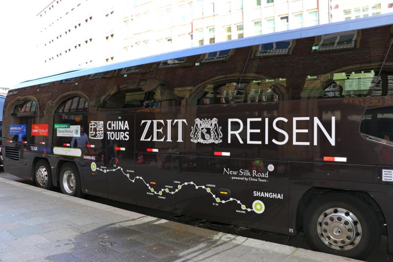 The "Cultural envoys walk the Silk Road" trip is one of the activities jointly organized by China Tours in Hamburg and the weekly newspaper Die Zeit. [Photo: Xinhua]