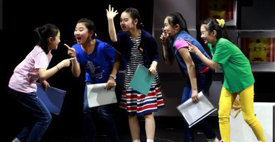 Young girls from a primary school practise in a drama workshop at the China National Theatre for Children in Beijing. [File Photo:Chinanews.com]