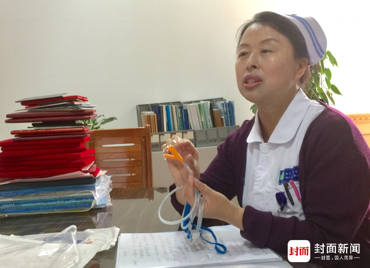 Zhang Jing discusses her inventions with the media. [Photo: West China City Daily]