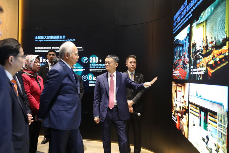 Malaysia's Prime Minister Najib Razak visits the headquarters of China's e-trade giant Alibaba in Hangzhou on Friday, May 12, 2017. [Photo provided by Alibaba Group]