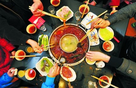 Hot pot is the favorite food of Chinese people, accounting for 22% of the restaurant market share. [File photo: Xinhua]