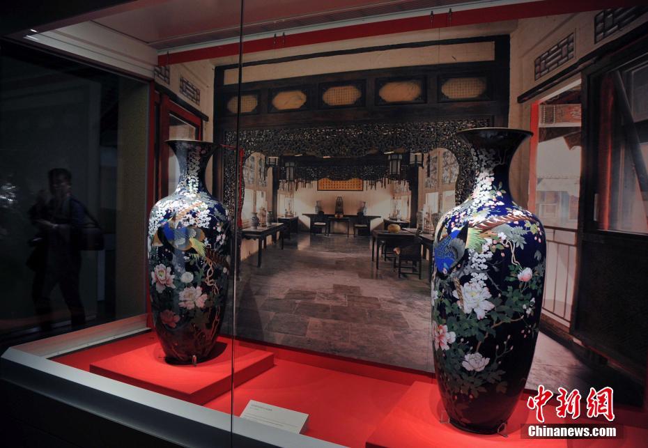 A pair of vases exhibited at the new branch of the Palace Museum on Gulangyu Island in Xiamen, southeast China's Fujian province, May 12, 2017. [Photo: Chinanews.com]