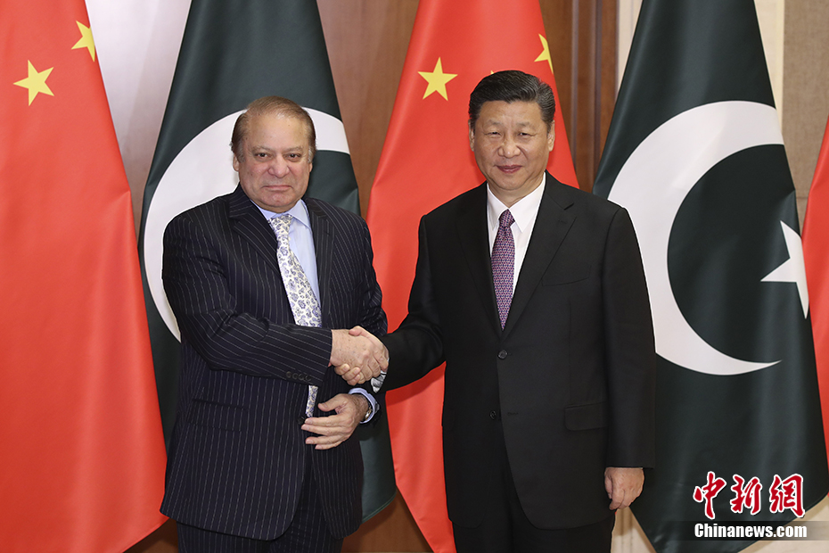 Chinese President Xi Jinping(R) meets with Pakistani Prime Minister Nawaz Sharif(L) in Beijing, May 13, 2017. [Photo: Chinanews.com]