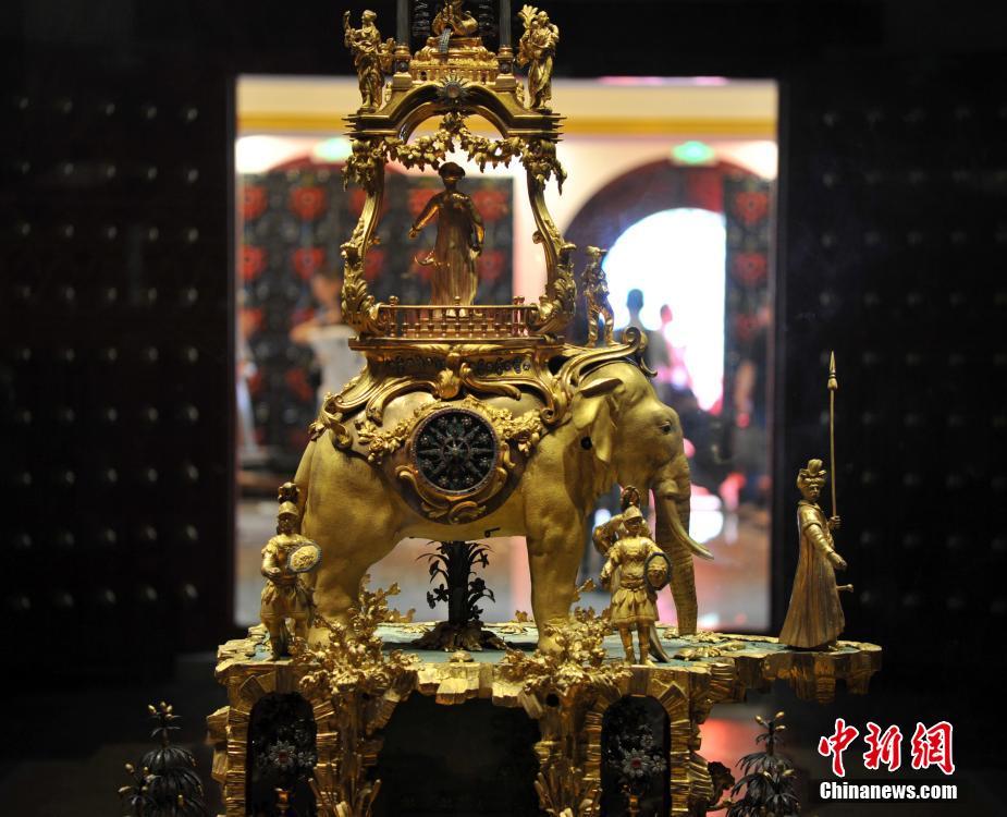 A brass plated clock exhibited at the new branch of the Palace Museum on Gulangyu Island in Xiamen, southeast China's Fujian province, May 12 ,2017. [Photo: Chinanews.com]