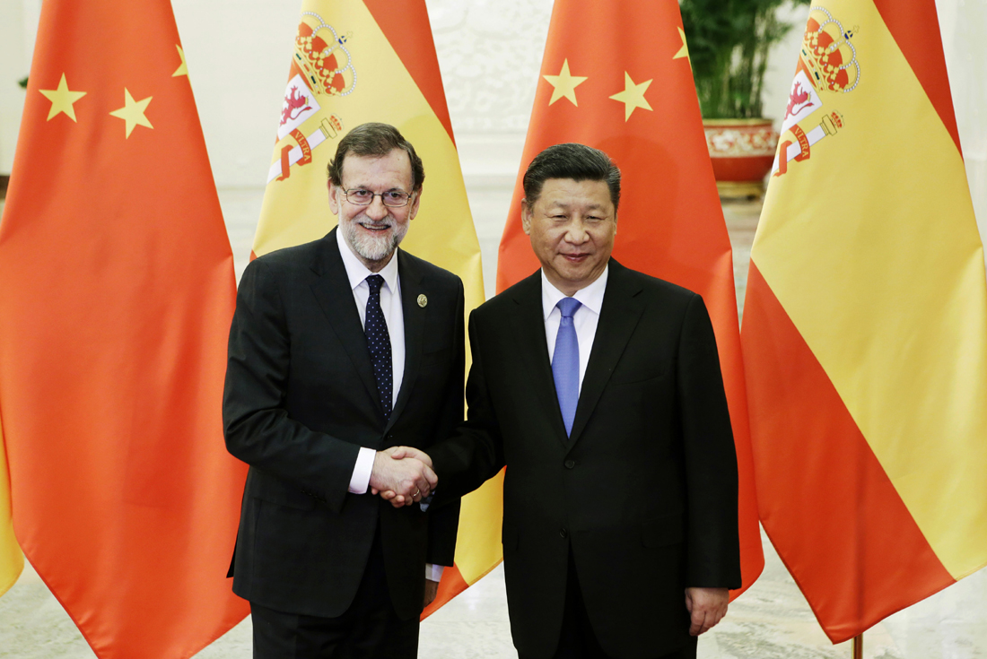 Spanish Prime Minister Mariano Rajoy, left, poses with Chinese President Xi Jinping for a photo before a meeting ahead of the Belt and Road Forum in Beijing Saturday, May 13, 2017. [Photo: Pool Photo via AP/Jason Lee]