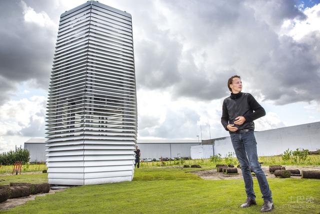 The smog free tower is able to capture more than 70 percent of airborne smog particles 10 microns in diameter and 50 percent of those less than 2.5 microns in diameter. [Photo: tubatu.com]