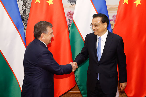 Premier Li Keqiang(R) meets Uzbek President Shavkat Mirziyoyev on May 13. The Uzbek president is in Beijing to attend the Belt and Road Forum for International Cooperation on May 14 and 15.