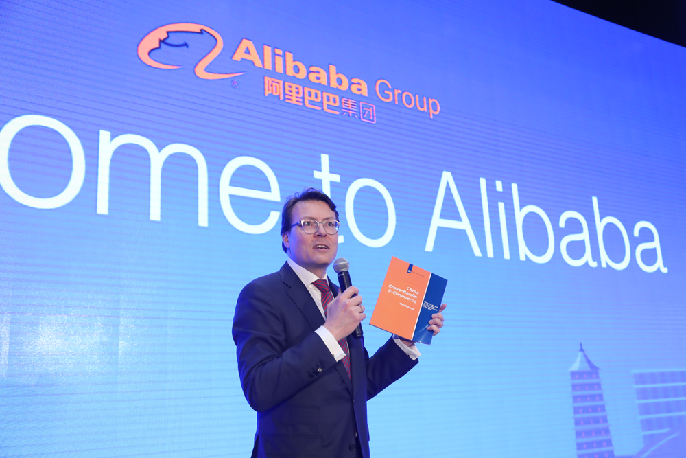 Dutch StartupEnvoy Constantijn van Oranje receives a freshly published China Cross Border E-Commerce Guide at Alibaba headquarters in Hangzhou from the Netherlands Consulate General in Shanghaion on March 16, 2017. The envoy visited Alibaba with a hundred SMEs and startups from the Netherlands. [Photo provided by Alibaba Group]