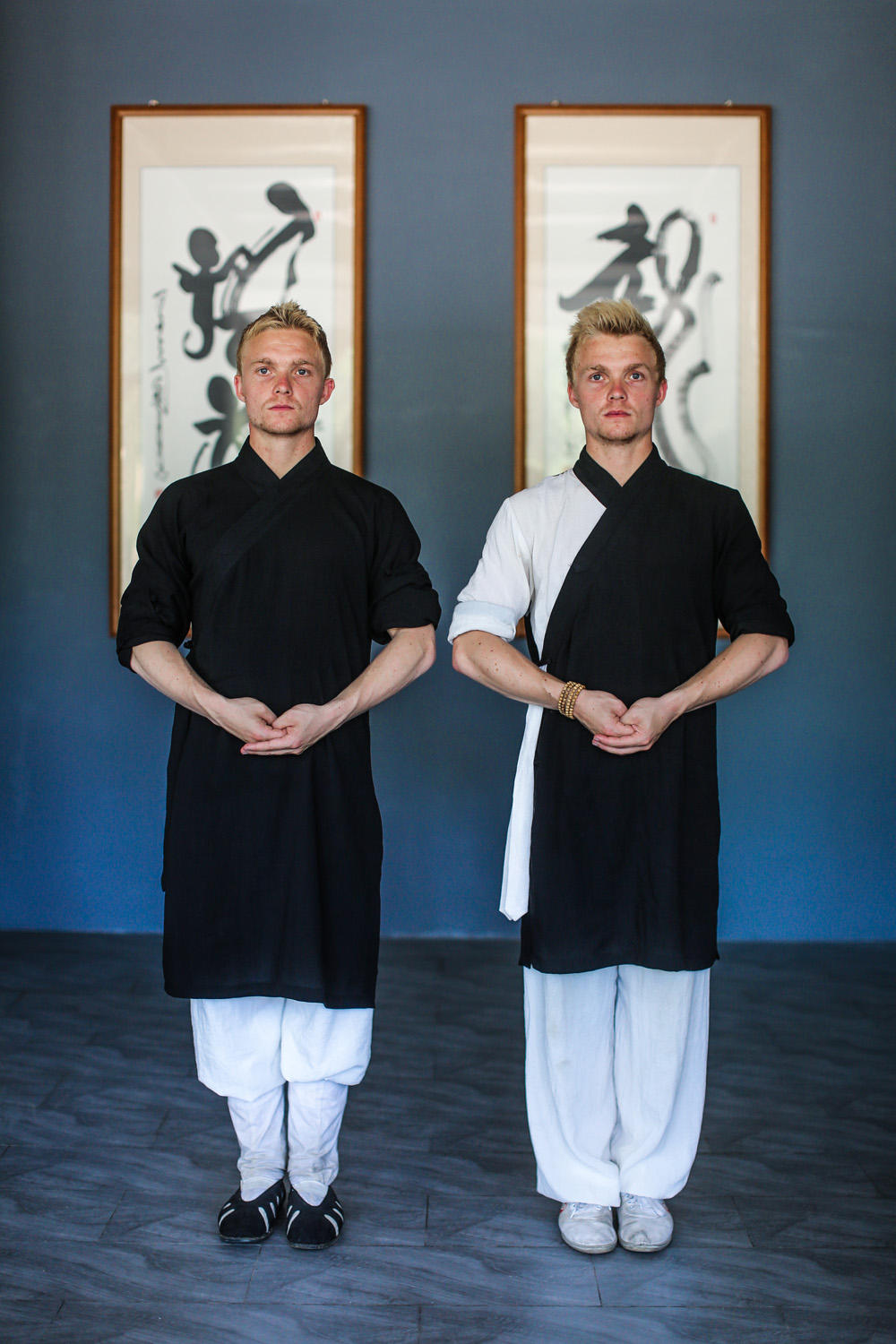 Kristian and Roar, twin brothers from Norway, are devoting themselves to learning Tai Chi on Wudang Mountain. [Photo: inews.qq.com]