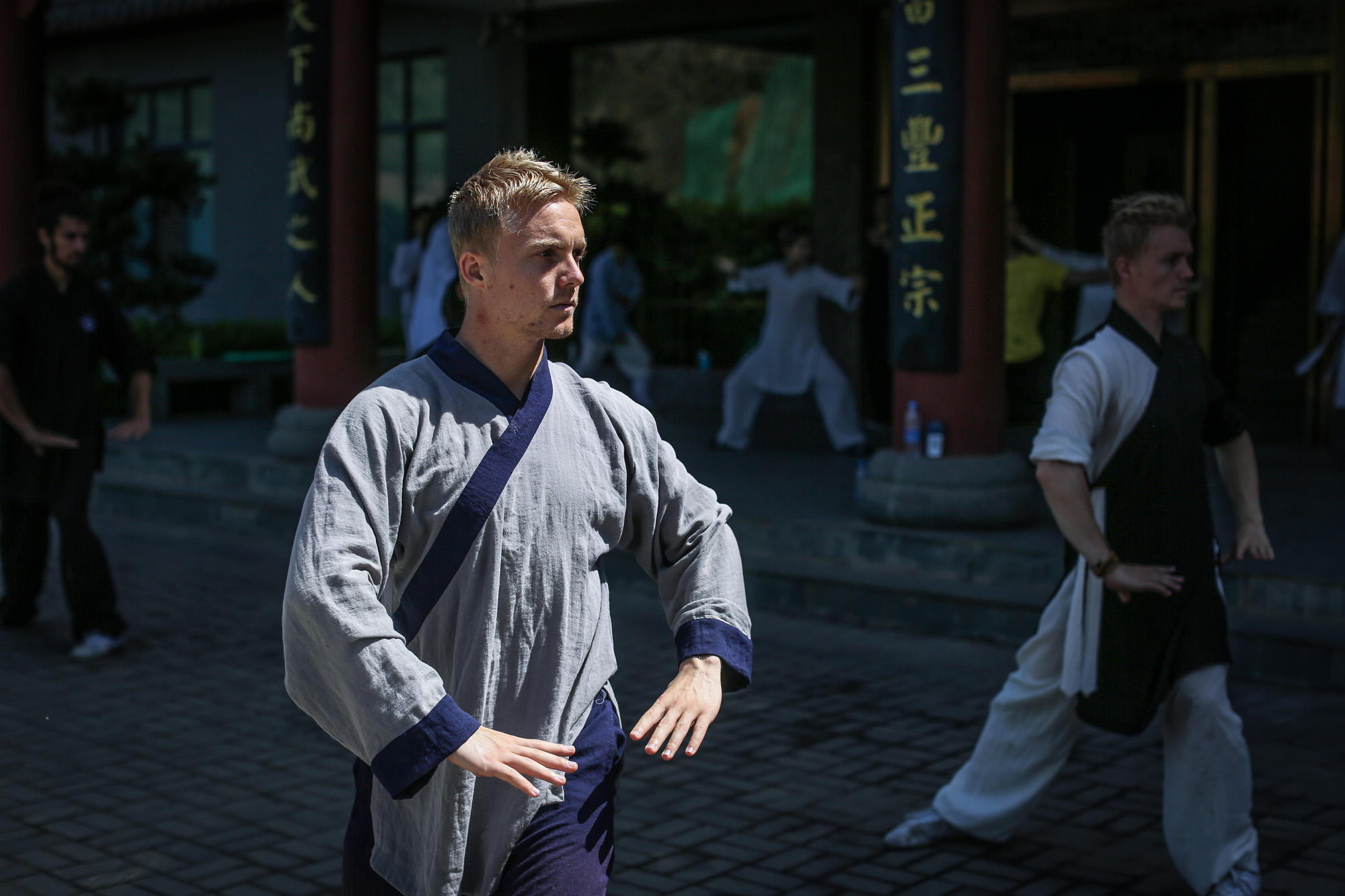 Kristian and Roar, twin brothers from Norway, are devoting themselves to learning Tai Chi on Wudang Mountain. [Photo: inews.qq.com]
