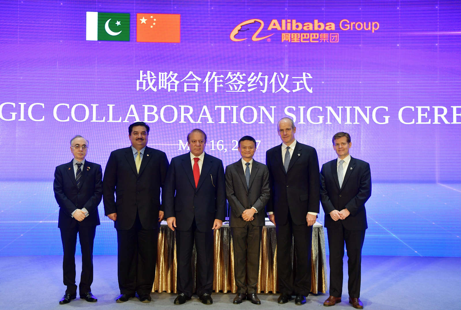 China’s e-commerce giant Alibaba Group signs a memorandum of understanding with Pakistan at the headquarter of Alibaba in Hangzhou, east China’s Zhejiang province on Tuesday, May 16, 2017. [Photo: wshang.com]