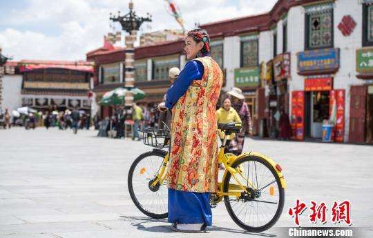 Lhasa resident rides an Ofo bike. [Chinanews.com]