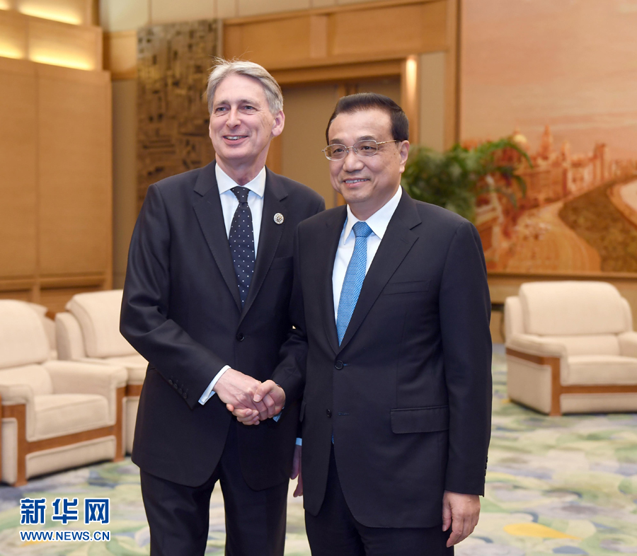 Chinese Premier Li Keqiang meets with British Chancellor of the Exchequer Philip Hammond at the Great Hall of the People in Beijing, capital of China, May 15, 2017. [Photo: Xinhua]