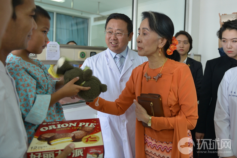 Myanmar State Counselor Aung San Suu Kyi visits Anzhen Hospital in Beijing on May 16, 2017. 12 children from Myanmar are being treated at the hospital for congenital heart conditions. Aung San Suu Kyi arrived in China on May 13, 2017 to attend the Leaders' Roundtable Summit at the Belt and Road Forum for International Cooperation. [Photo: huanqiu.com]