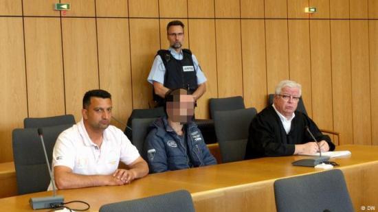 A 32-year-old Iraqi refugee (Middle), who was found guilty of raping two Chinese students, appears in court in Bochum, western Germany, May 16, 2017. [Photo: sina.com]