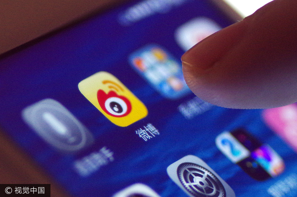 A person uses the Weibo app on a mobile phone. [File photo: VCG]