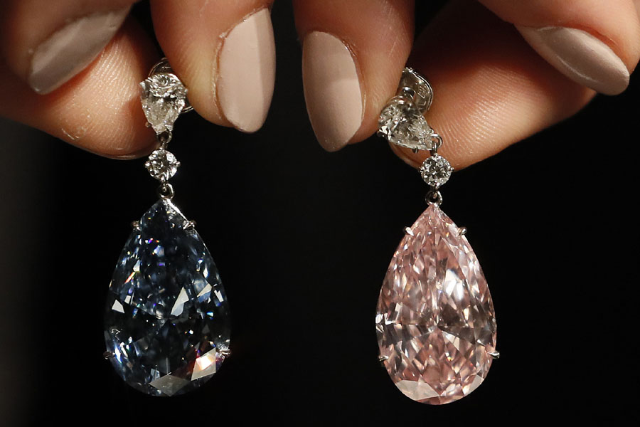 The Apollo blue diamond and the Artemis pink diamond earrings are displayed at Sotheby's auction rooms in London, Monday, April 10, 2017. [Photo: AP]