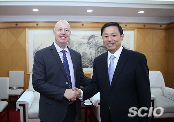 Guo Weimin (right), Vice Minister of the State Council Information Office, meets with Tzachi Hanegbi, Minister of Regional Cooperation and Telecommunications, in Beijing on May 15. [Photo: China SCIO]