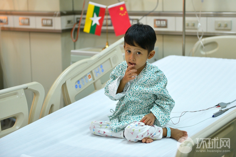 Myanmar State Counselor Aung San Suu Kyi visits Anzhen Hospital in Beijing on May 16, 2017. 12 children from Myanmar are being treated at the hospital for congenital heart conditions. Aung San Suu Kyi arrived in China on May 13, 2017 to attend the Leaders' Roundtable Summit at the Belt and Road Forum for International Cooperation. [Photo: huanqiu.com]