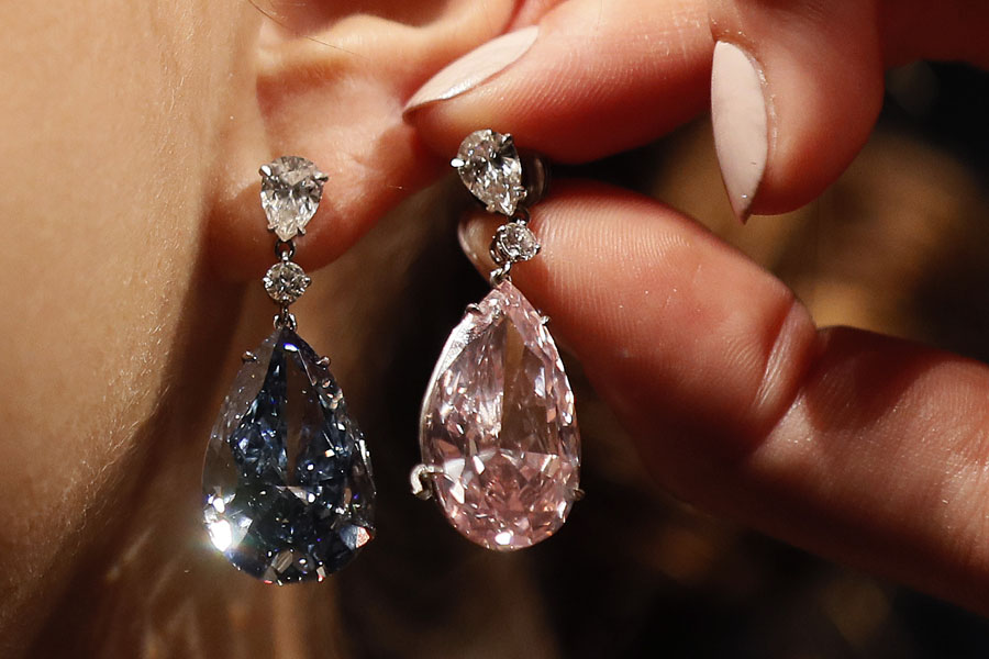 The Apollo blue diamond and the Artemis pink diamond earrings are displayed at Sotheby's auction rooms in London, Monday, April 10, 2017. [Photo: AP]