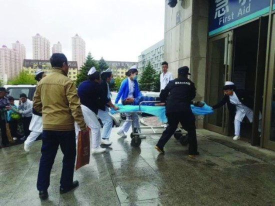 A 56-year-old man enters Harbin No.2 Hospital at 8:55 a.m. on May 14, 2017 with cardiac arrest brought on by a sudden asthma attack. [Photo: hljnews.cn]