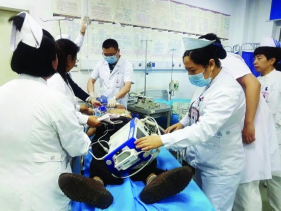 Several doctors and nurses provide CPR and other techniques to restore patient's heart beat. [Photo: hljnews.cn]